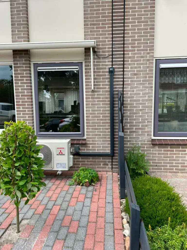 Buitenunit netjes tegen de gevel in Hoogeveen