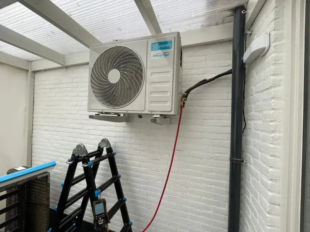 Split-airco op een muurbeugel in Norg