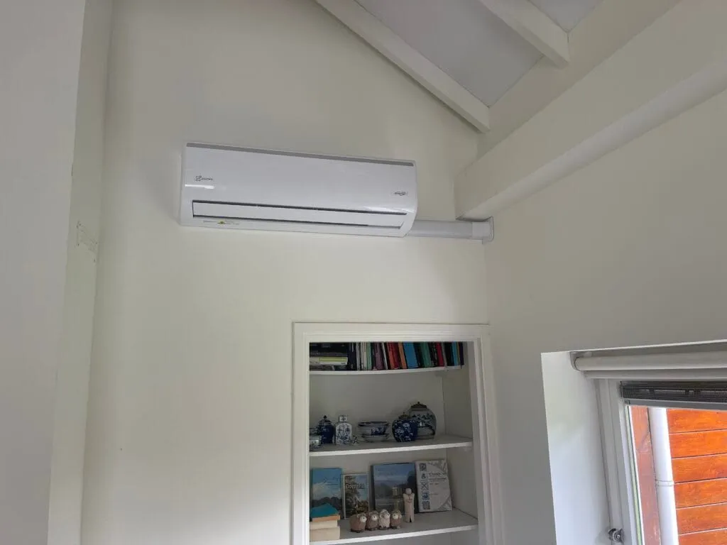 Binnenunit van een airco in een woonkamer